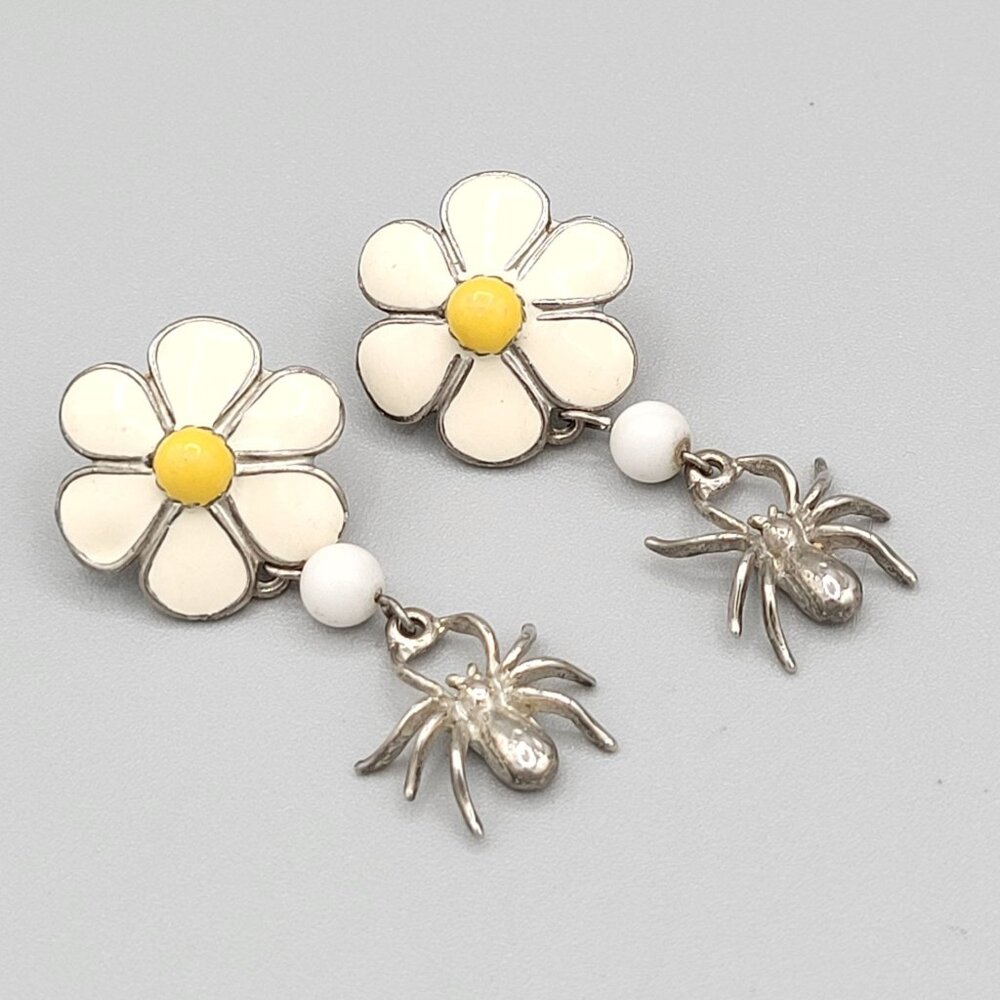 Enamel Daisy Flower Stud Earrings With Dangling Silver Tone Spiders 1 1/2" L